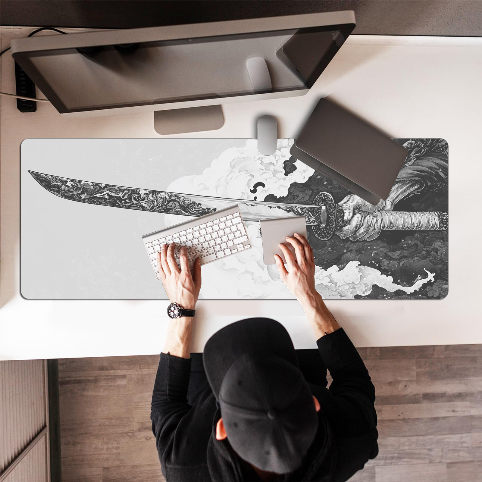 Black And White Comic Wind Swo - Rubber Mat Desk のレビューと価格